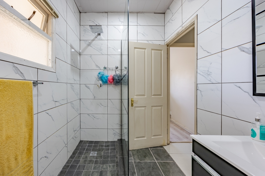 5 Bedroom Property for Sale in Bothasig Western Cape